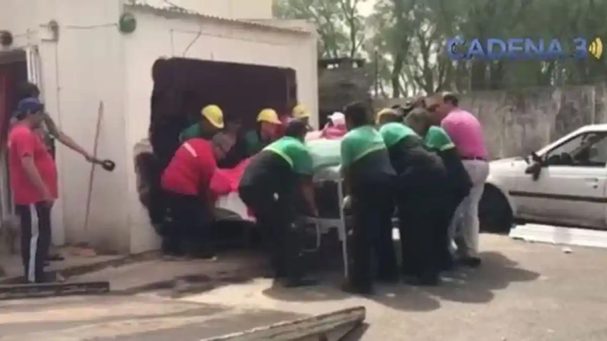 Petugas Terpaksa Hancurkan Dinding Rumah Untuk Bawa Perempuan Berbobot 490 Kilogram Ini