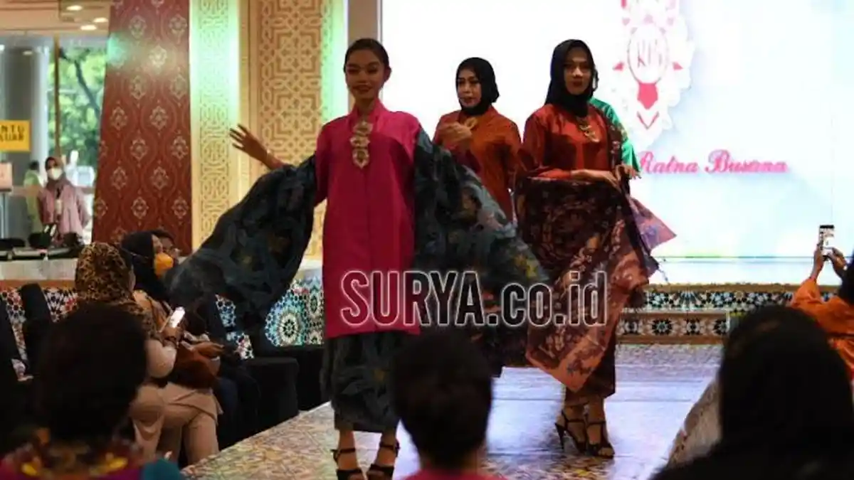 Cintai Budaya Indonesia dengan Memakai Busana Nasional