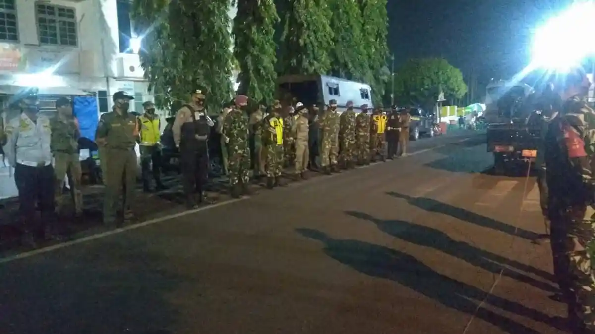 Mayor Inf Haryono Pimpin Patroli Protokol Kesehatan pada Malam Hari di Pusat Keramaian