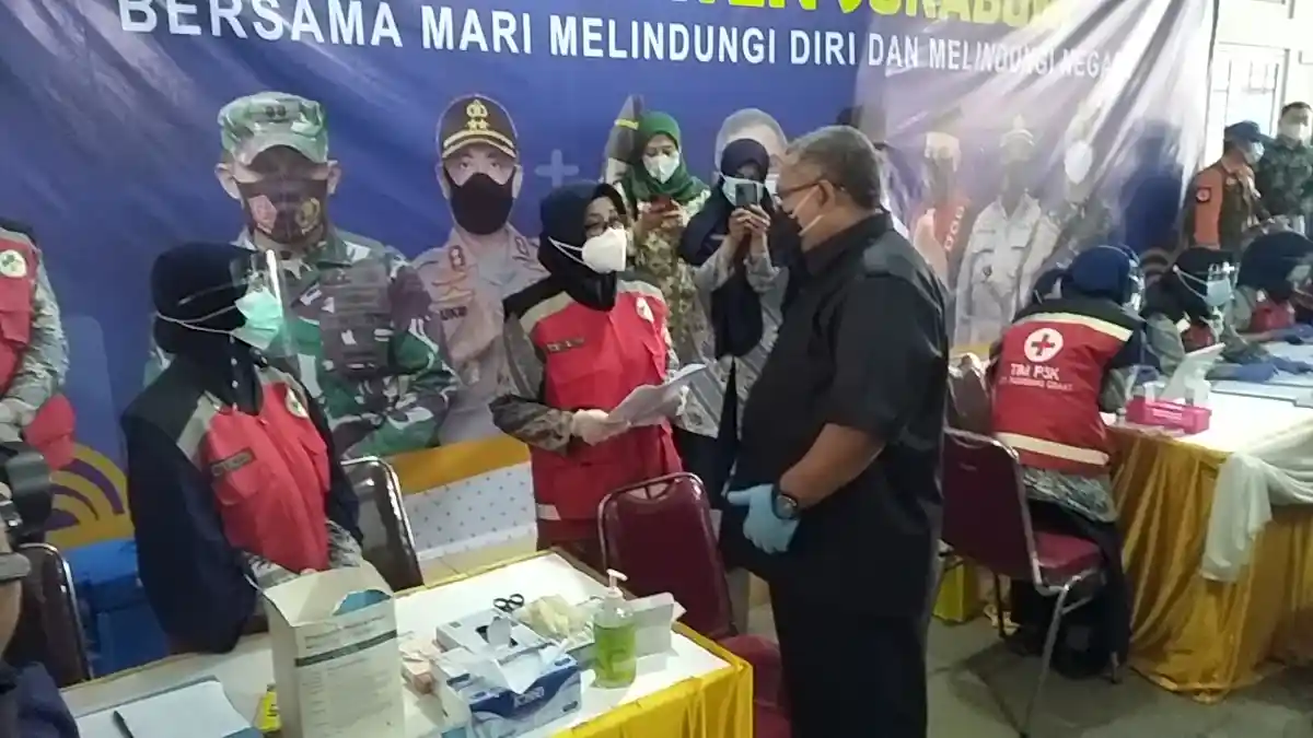 Ada Flek di Paru-paru dan Derita Batuk Flu, Bupati Sukabumi Batal Disuntik Vaksin Covid-19