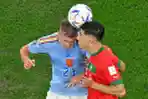 Dani Olmo Berebut Bola Atas dengan Nayef Aguerd 