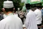 TNI dan Polri Bagikan Sembako Ke Takmir Masjid