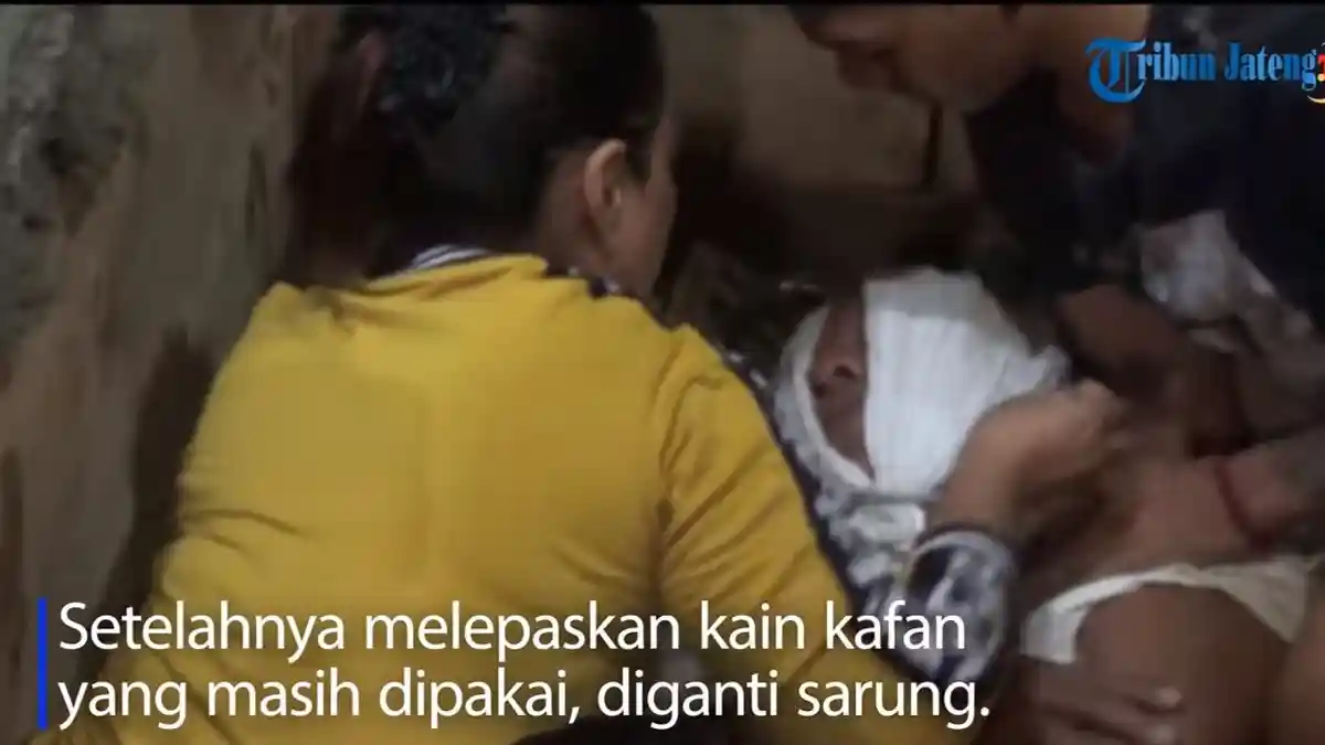 Setelah 5 Hari Dikubur, Mbah Panii Keluar Dari Makam, Keluarga Menangis dan Meminta Maaf Padanya