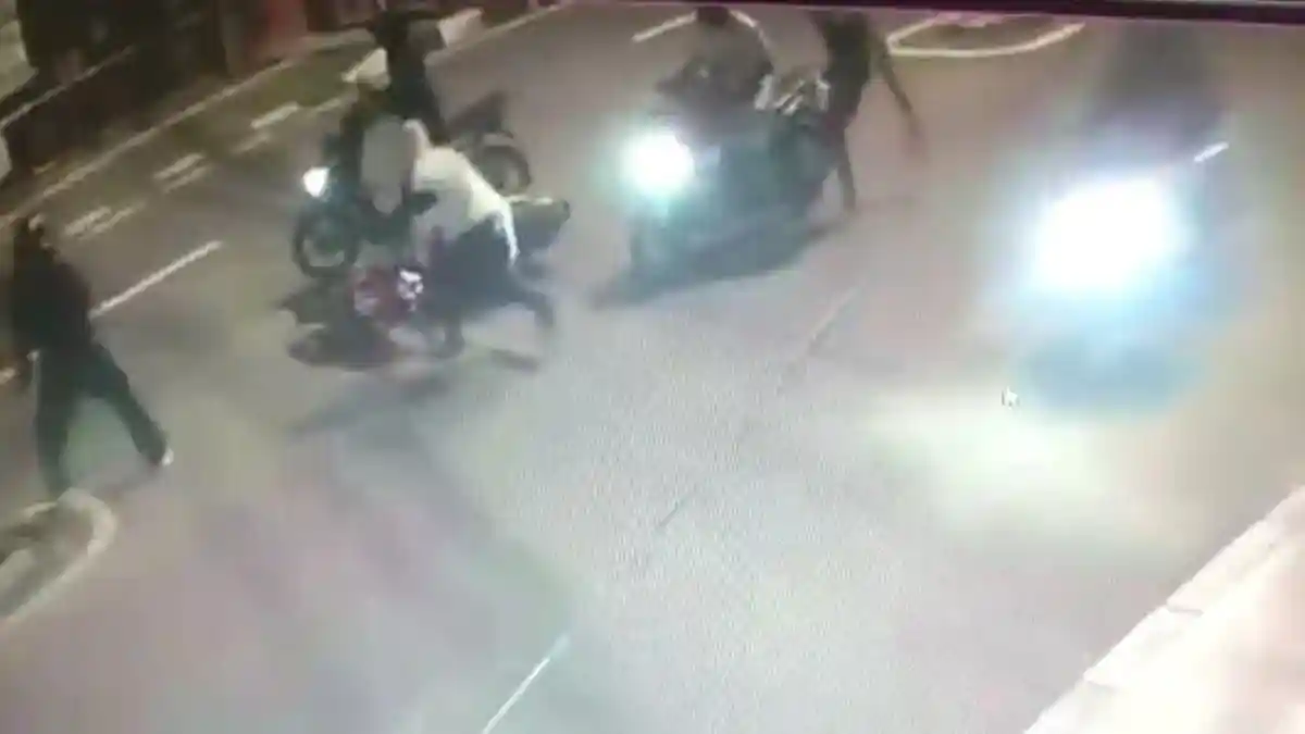 Brutal! Komplotan Begal Pukuli dan Pakai Pisau Rampas Motor Pengendara di Tengah Jalan Pulogadung