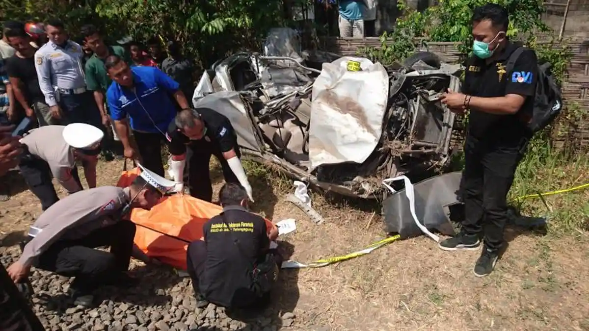 Mobil Avanza Tertabrak Kereta Parcel di Tulungagung, Satu Orang Meninggal Dunia