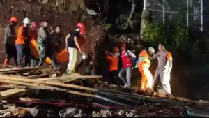evakuasi-jenazah-korban-longsor-tebing-di-Jatinangor-Sumedang.jpg