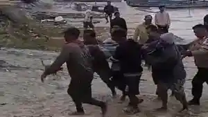 20251106-MENINGGAL-DI-PERAHU-Tangkap-layar-video-amatir-warga-saat-evakuasi.jpg