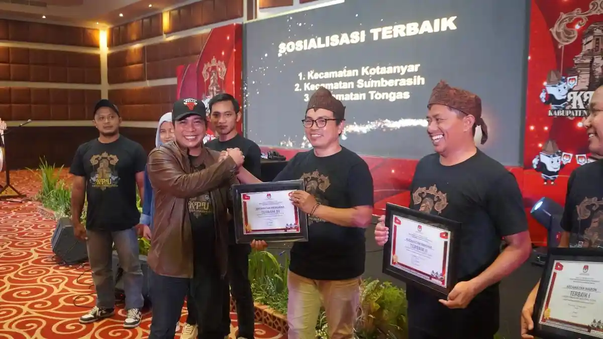 Pilkada Berjalan Lancar, KPU Probolinggo  Beri Penghargaan Petugas Pemilu