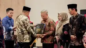 Bupati-Pasuruan-Rusdi-Sutejo-saat-berikan-hadiah-dalam-acara-pelepasan-camat-Jumat-1552026.jpg