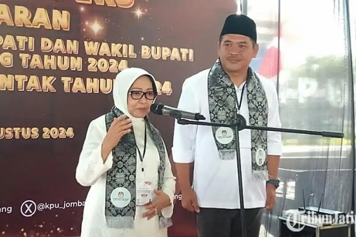 Mundjidah-Sumrambah Resmi Daftar ke KPU Jombang, Tiba dengan Mobil Hias dan Dukungan Partai Koalisi