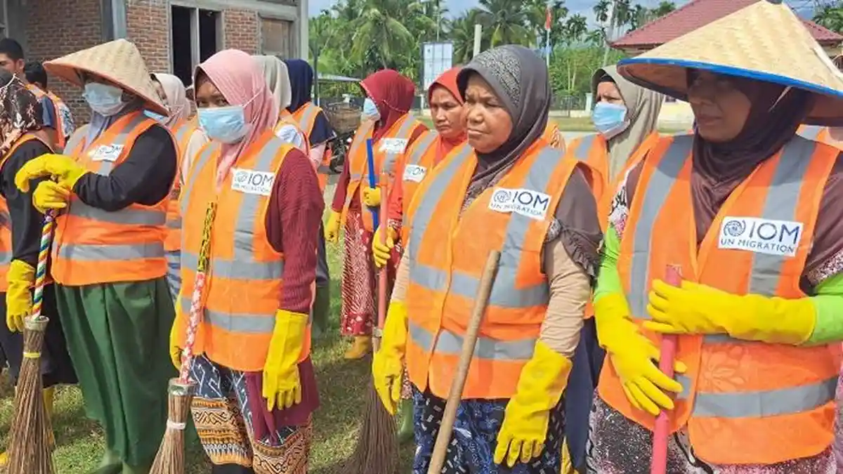 Warga Bersihkan Lokasi Pengungsi Rohingya