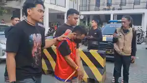 Curanmor-digelandang-petugas-ke-ruang-tahanan-Mapolrestabes-Surabaya-Minggu-762026.jpg