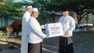 Bupati-Karanganyar-Rober-Christanto-menyerahkan-hewan-kurban-kepada-takmir-Masjid-Agung-Madaniyah.jpg