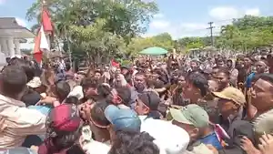 Saling-dorong-ratusan-masyarakat-empat-desa-di-Kecamatan-Bandar-Pulau-dengan-petugas1.jpg