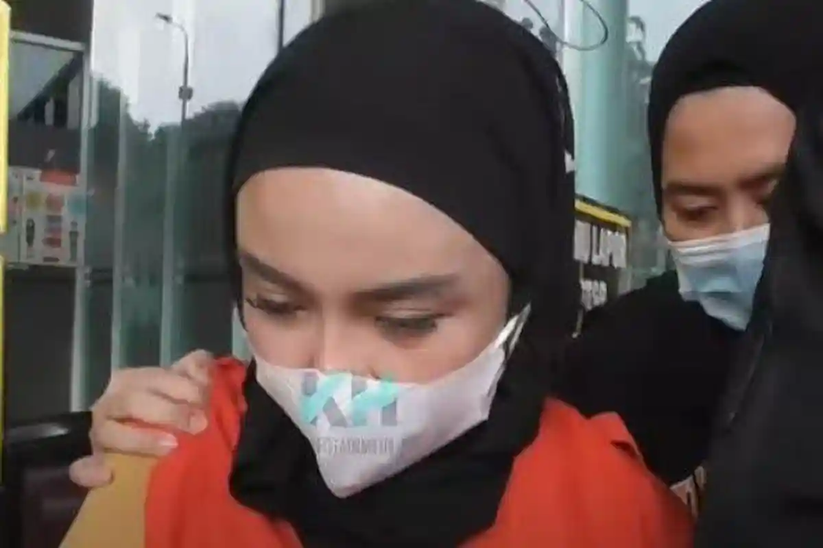 Medina Zein Menangis Bacakan Pledoi, Anak Dibully hingga Minta Maaf ke Marissya Icha & Uci Flowdea