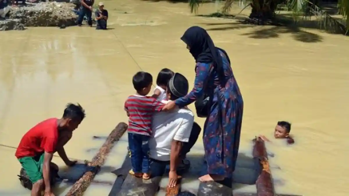 Jembatan Sikerabang Putus, Ribuan Warga Longkib Terisolasi