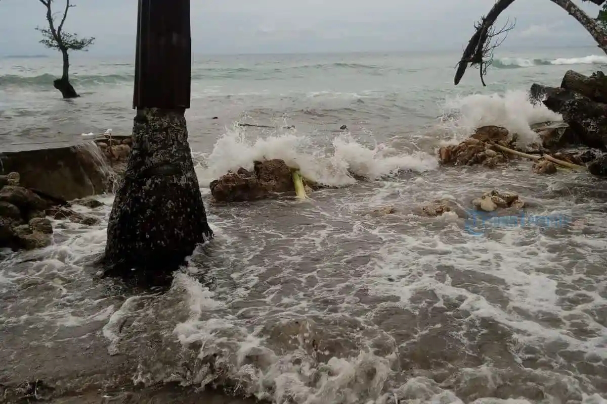 Cuaca Ekstrem, Talud Desa Karamat Halmahera Selatan Hancur Diterjang Ombak