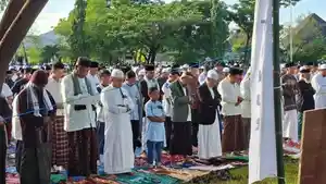 Ribuan-umat-Muslim-di-Kota-Waingapu-gelar-Shalat-Ied.jpg