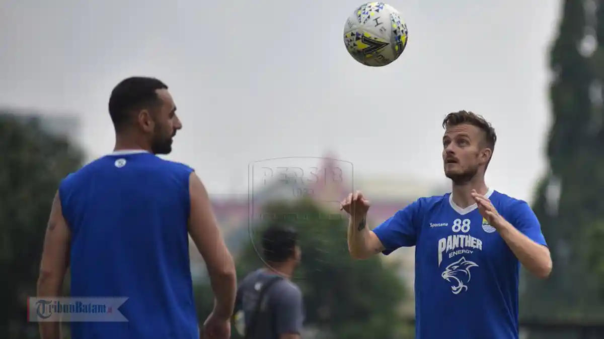Apakah Rene Mihelic & Artur Gevorkyan Sudah Ada Izin Lawan Persipura? Ini Kata Pelatih Persib
