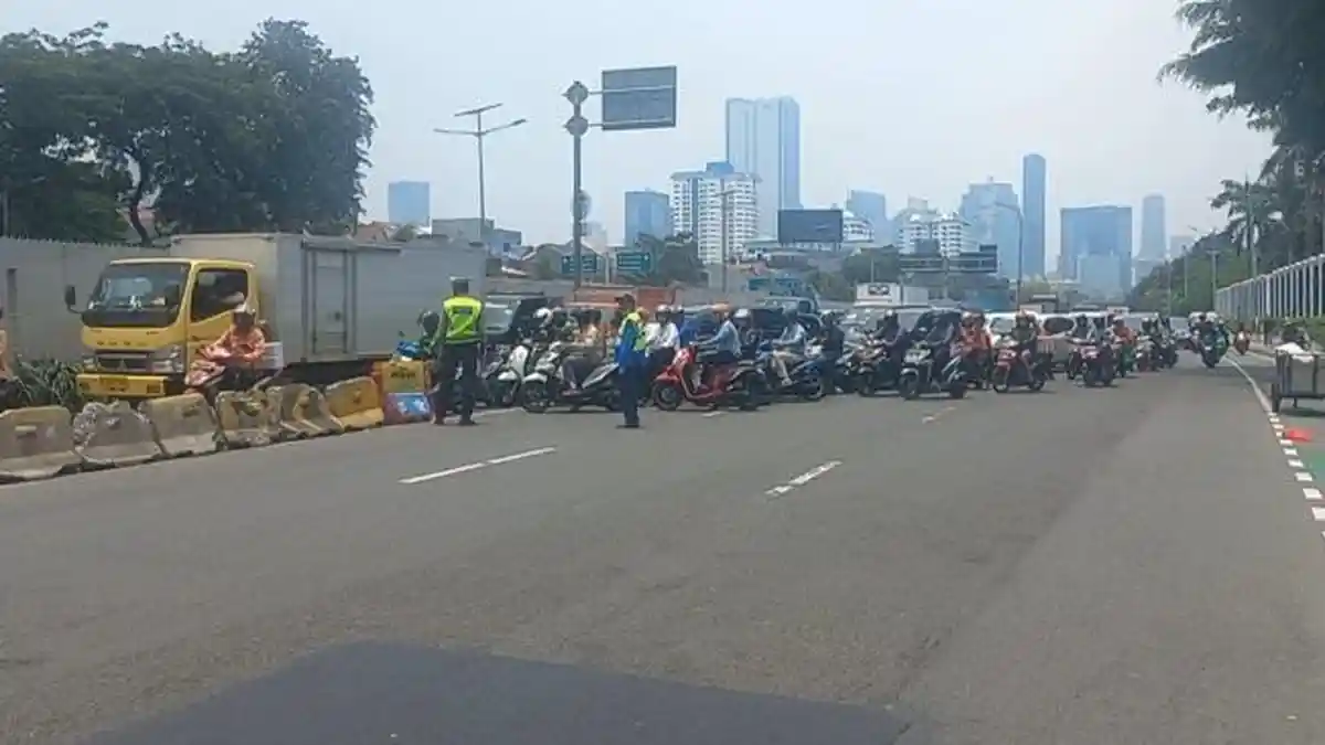 Jalan Gatot Subroto Ditutup Ada Demo Buruh di Depan Gedung DPR RI