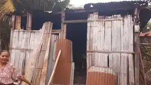 Janda-tinggal-di-rumah-reyot-di-Maumere.jpg