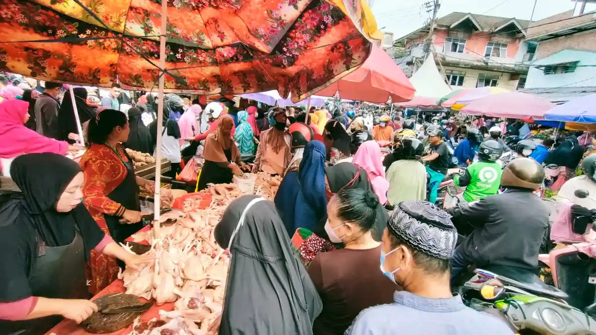 Lautan Manusia di Pasar Pandansari Balikpapan dan Harga Daging Ayam Naik Rp 10 Ribu