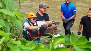Dedie-Rachim-susur-sungai-Ciliwung-liat-kasur.jpg