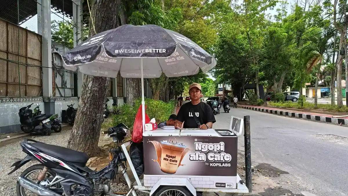 Pemuda Asal Pontolo Jual Kopi Keliling di Kota Gorontalo, Bertahan Hidup dengan Jualan Kopi