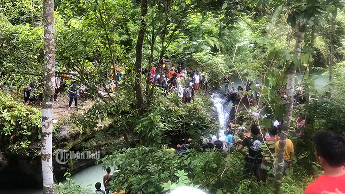 Ratusan Warga Berkumpul di TKP Dua Remaja Tenggelam di Jembrana