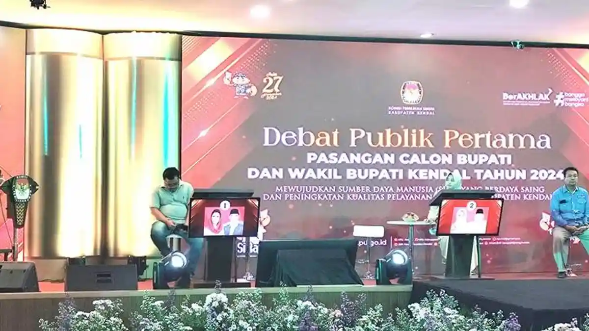 Tingkah Lucu LO Berperan Gantikan Paslon dalam Gladi Resik Debat Perdana Pilkada Kendal 2024