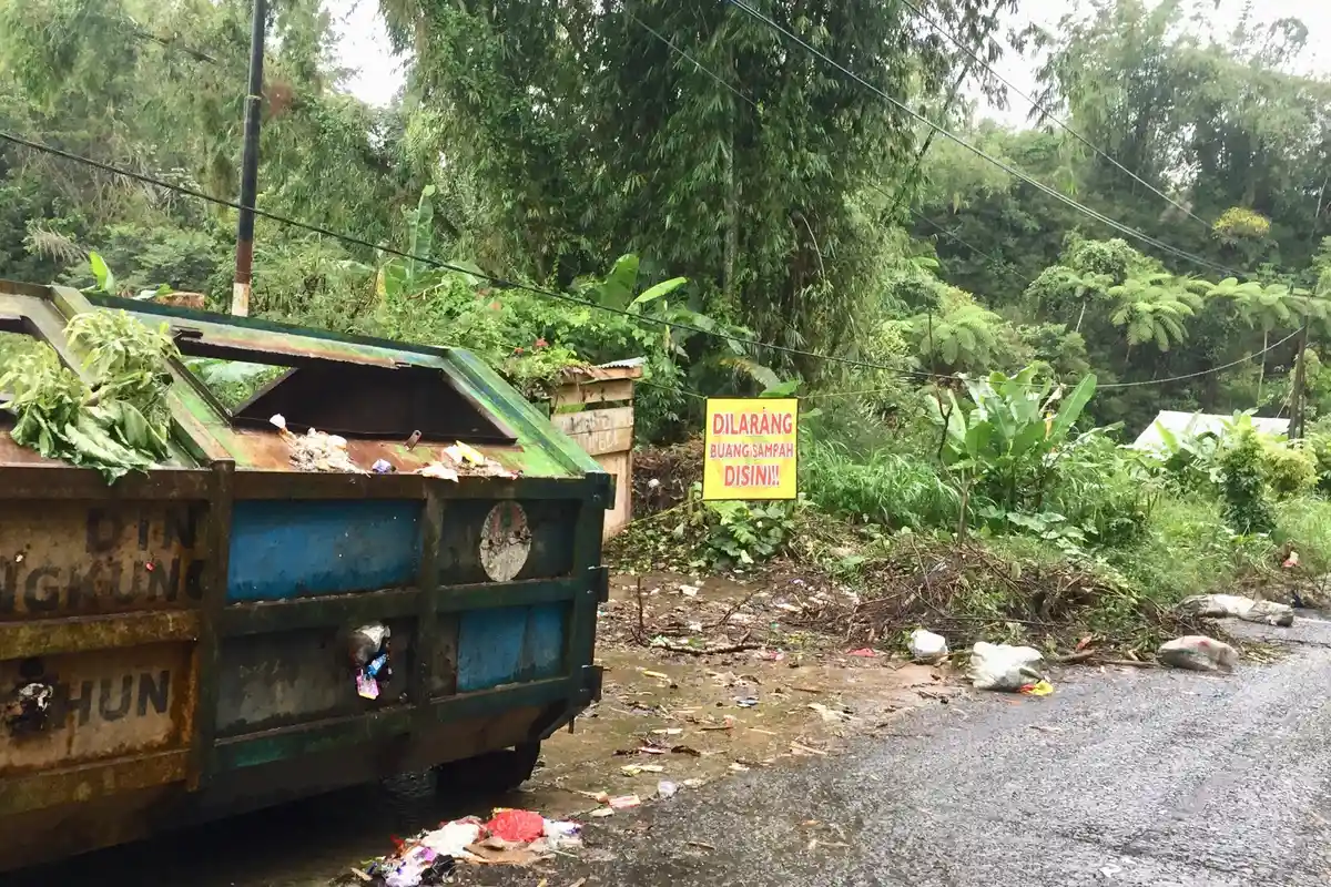 Pria di Way Mengaku Lampung Barat Protes Lahannya Jadi Tempat Buang Sampah