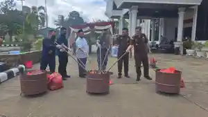 20231211_DPRD-Kukar-Musnahkan-Barang-Bukti-di-Kejari.jpg