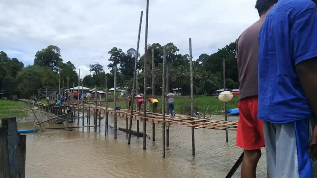 Duh, Sudah Dua Hari Warga Dirikan Jembatan Secara Gotong Royong