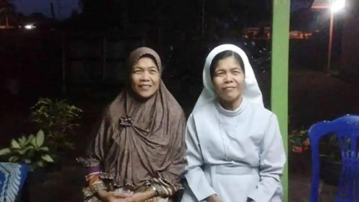 Walau Beda Agama Saudara Kembar ini Tetap Harmonis, Warganet: Subhanallah