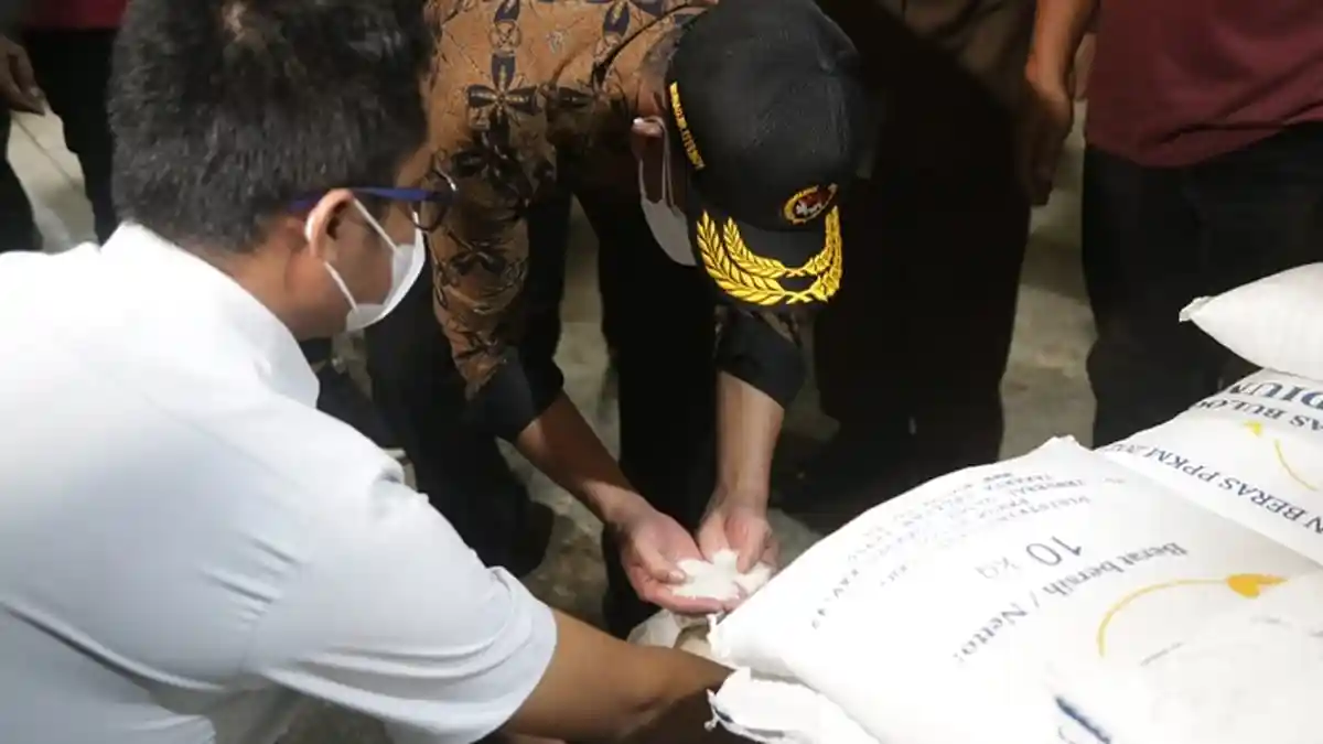 Menko PMK Sidak Gudang Bulog Lebak-Pandeglang, Ketahuan Kualitas Beras Bansos Sangat Rendah