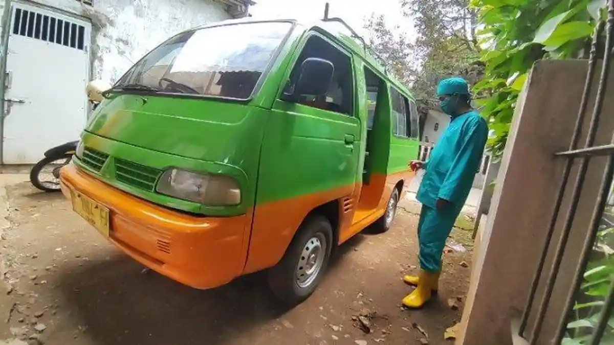 Penghasilan Jadi Sopir Turun Drastis, Pria Ini Ubah Angkot Jadi Ambulans Desa, Begini Kisahnya