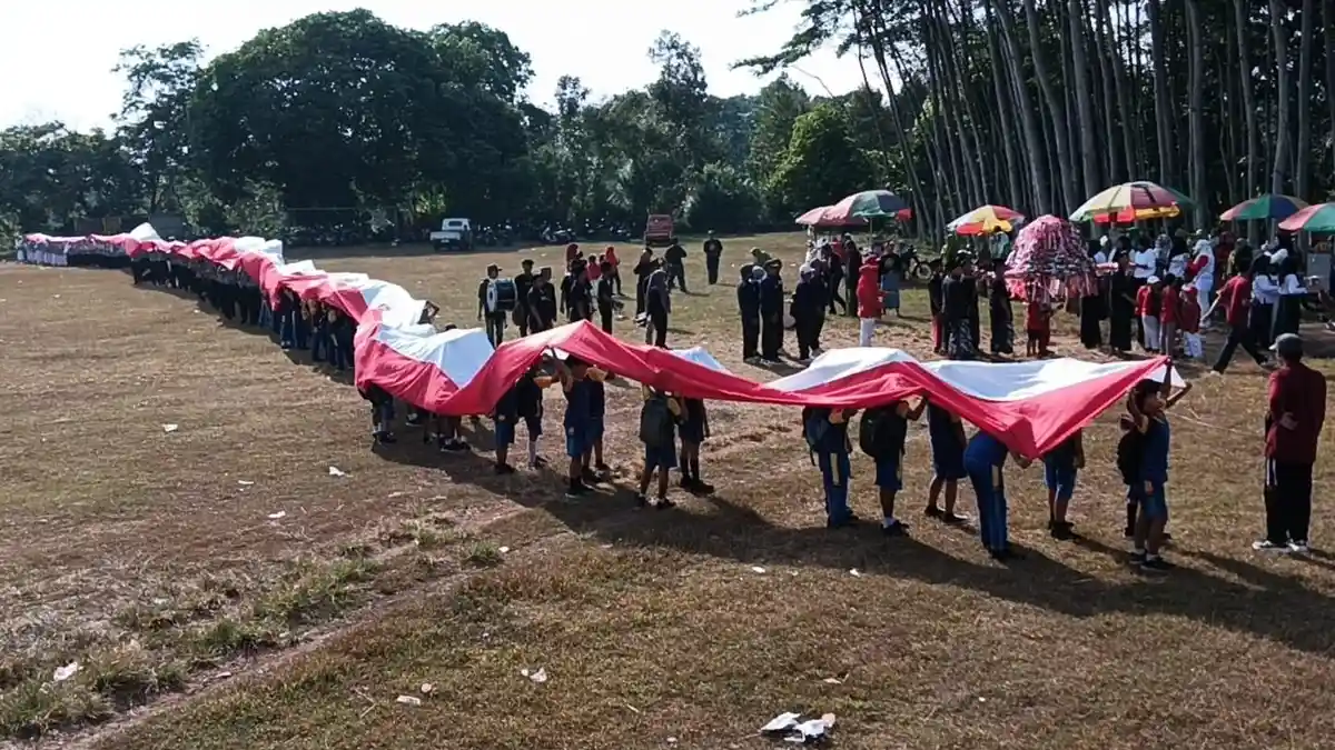 Arak Bendera Merah Putih Raksasa Keliling Desa, Cara Warga Giling Pati Rayakan HUT Kemerdekaan RI