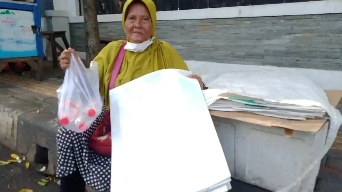Penjual Tikar di Ragunan Ketiban Rezeki Libur Lebaran 2022: 70 Tikar Terjual per Hari