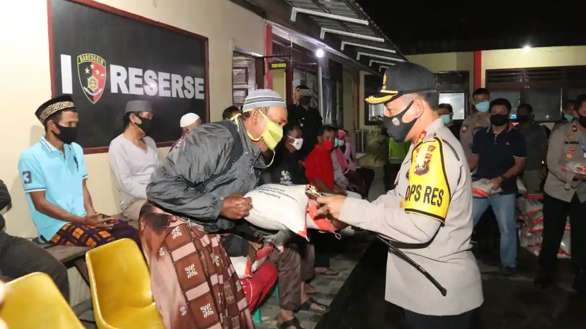 Jelang Sahur Wakapolda Sumsel Salurkan Bantuan untuk Warga