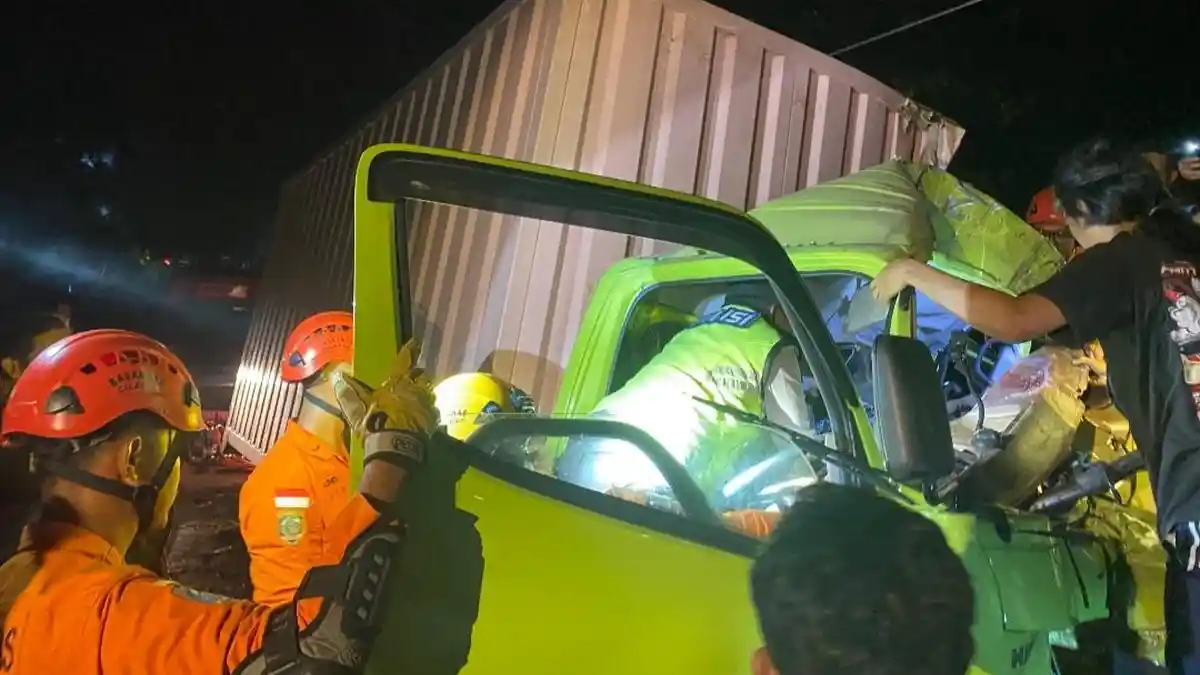 Truk Logistik Ngeblong Tabrak Rumah di Kemranjen Banyumas, 1 Orang Tewas