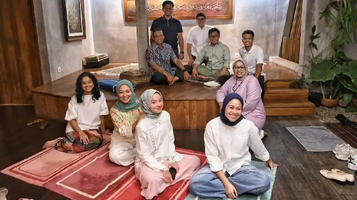 Bacapres Lain Masih Tegang Bahas Cawapres, Pasangan AMIN Rileks Makan Bareng Keluarga