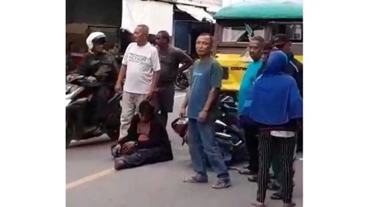 KECELAKAAN DI KARIMUN, Gegara Gagal Menyalip, Seorang Pemotor Tabrak Bus Kayu