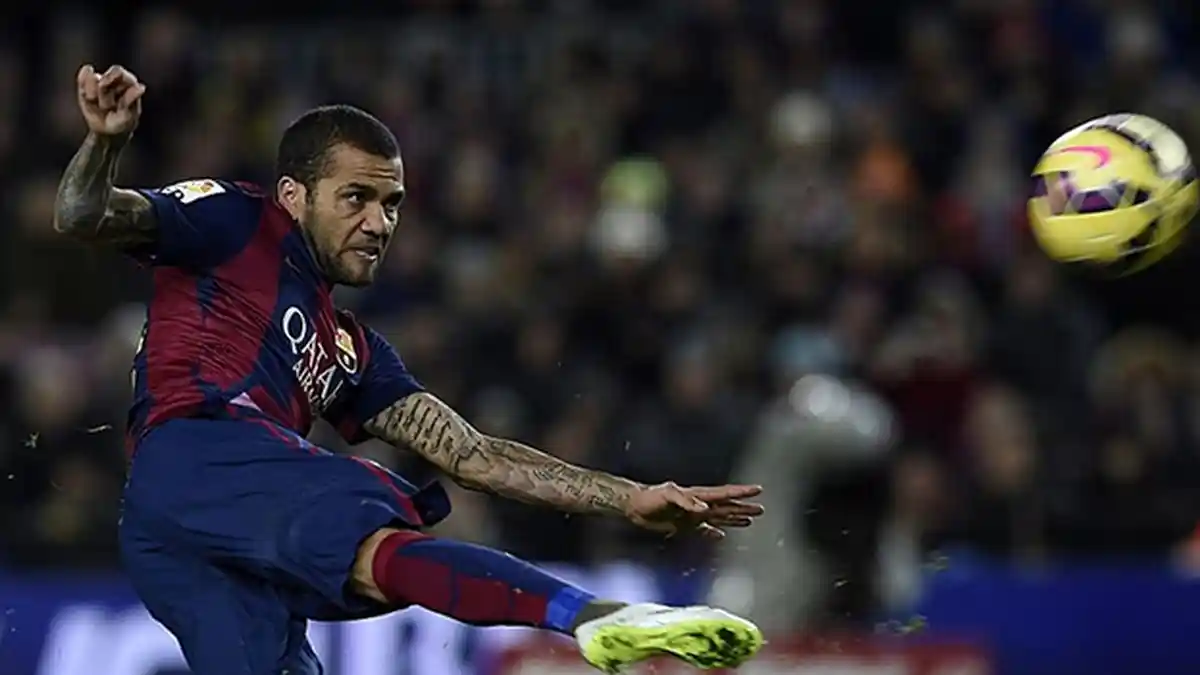 Terkait Barcelona Depak Suarez, Dani Alves: Mereka Tidak Tahu Rasa Hormat !