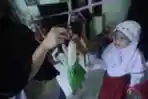 Lomba Makan Kerupuk Agustusan Di Rumah Saja