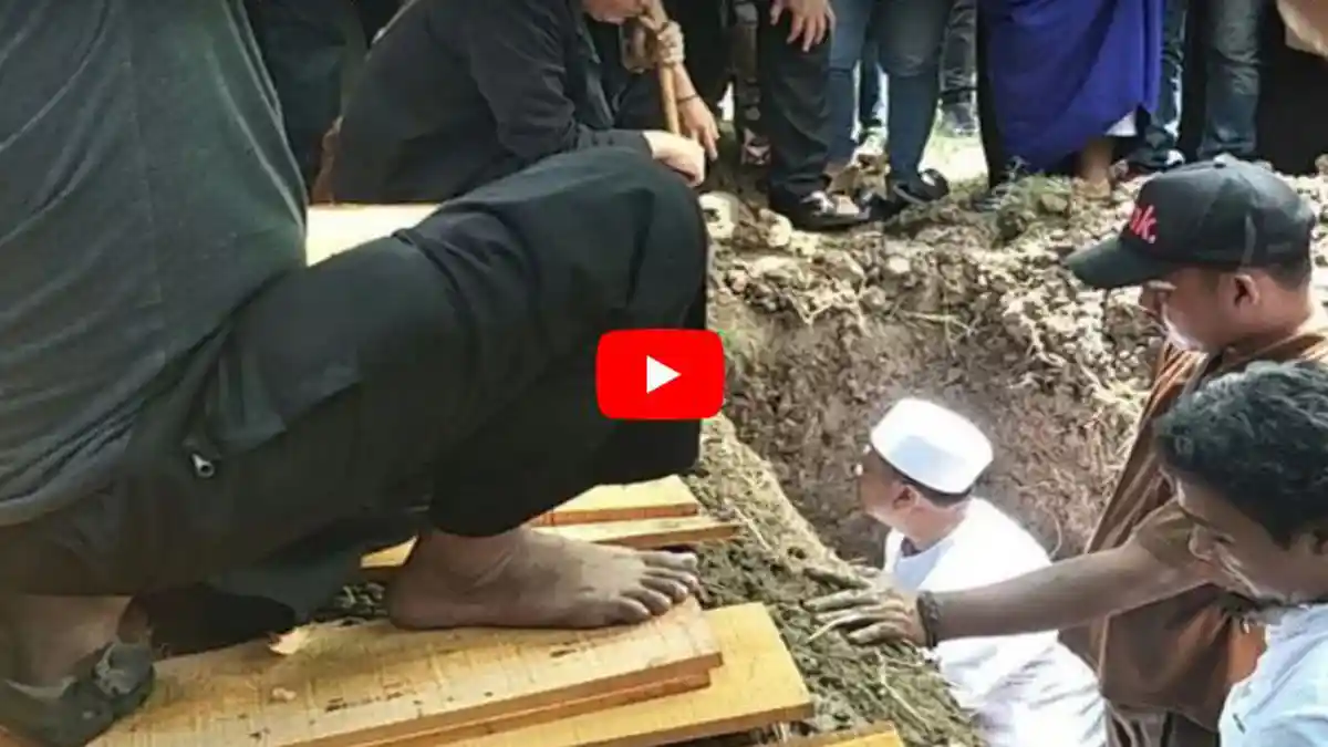 Pemakaman Wulan Mayasari, Opick Kumandangkan Azan di Liang Lahat