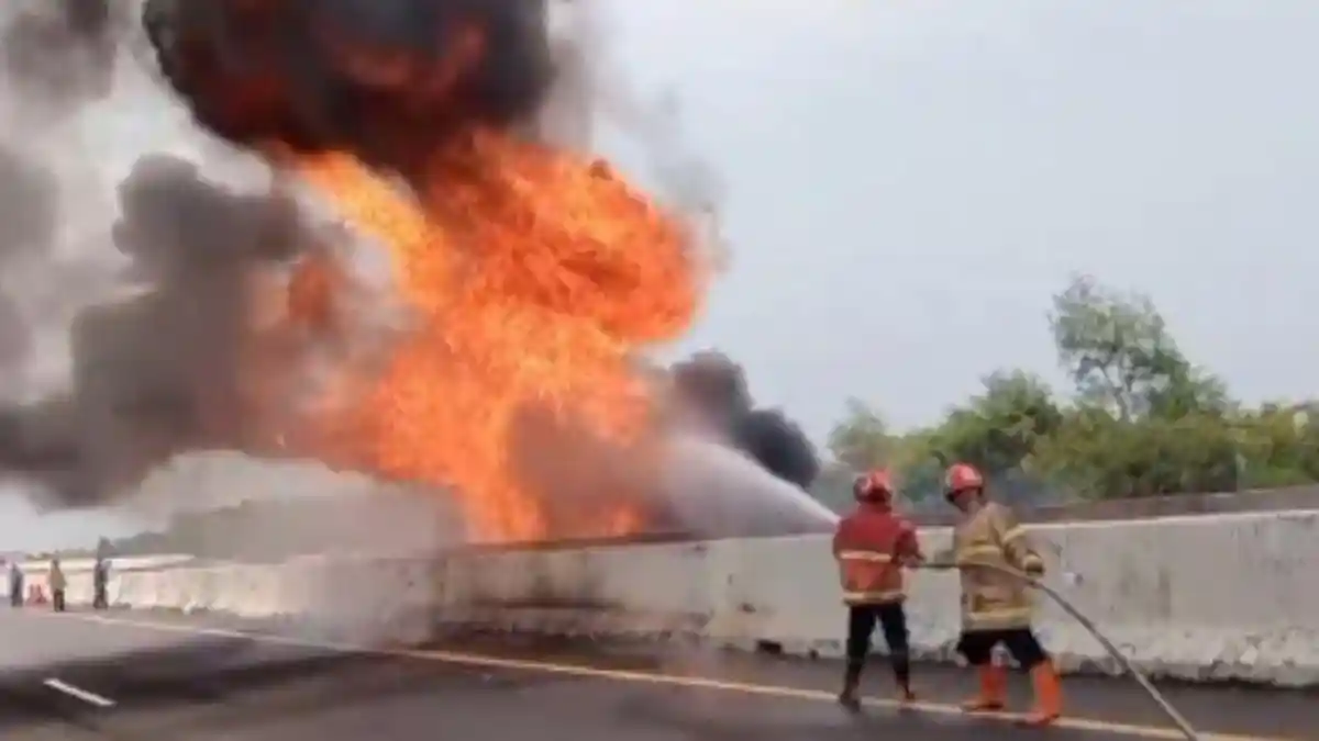 BREAKING NEWS: Truk Tangki Pertamina Terbakar di Tol Cisumdawu Sumedang