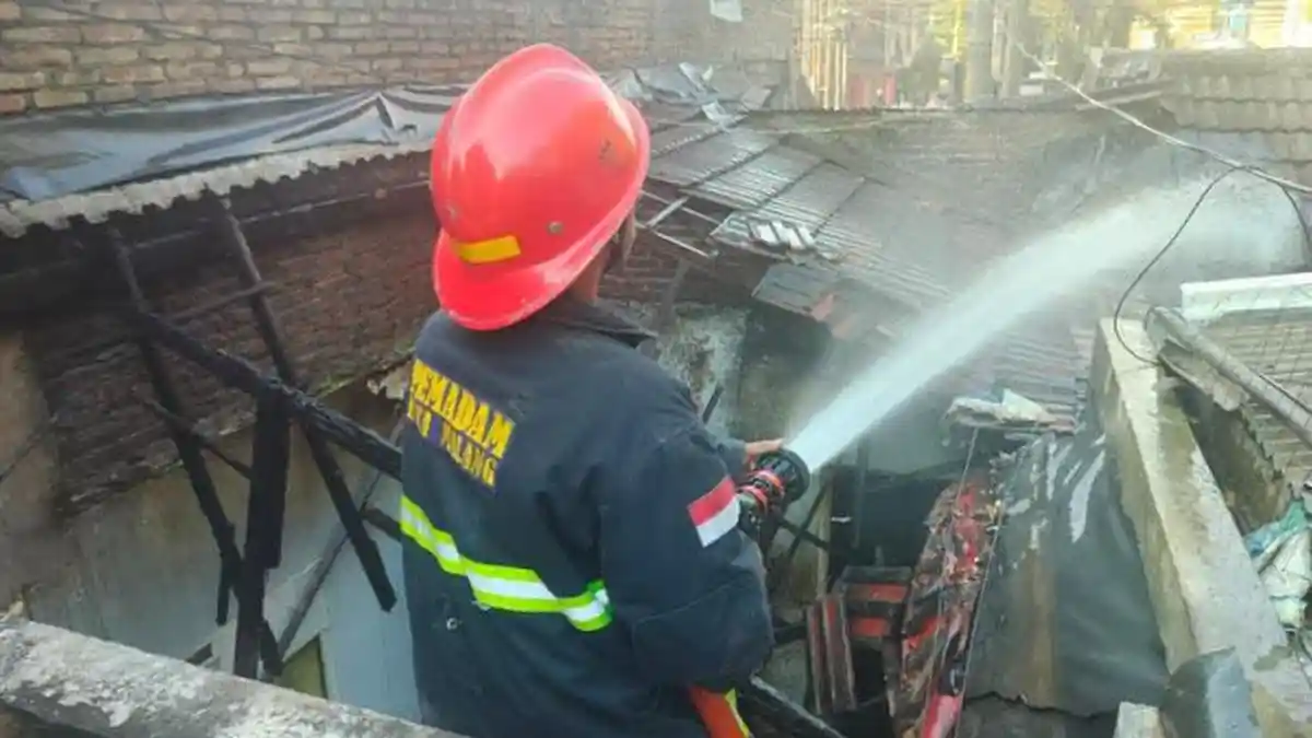 Percikan Minyak Goreng Tersambar Api, Dapur Warung Lalapan di Kota Malang Ludes Terbakar