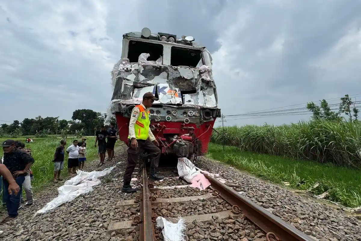 BREAKING NEWS Truk Bermuatan Pupuk Tertabrak Kereta Api di Kediri, 4 Orang Terluka 