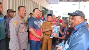 Bantuan-beras-untuk-warga-Bandar-Lampung.jpg