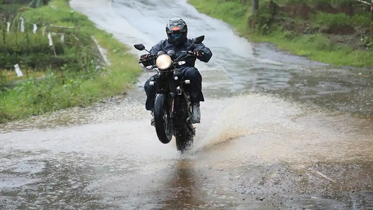Balada Memilih Ban Motor untuk Jalanan Indonesia yang Tak Melulu Mulus